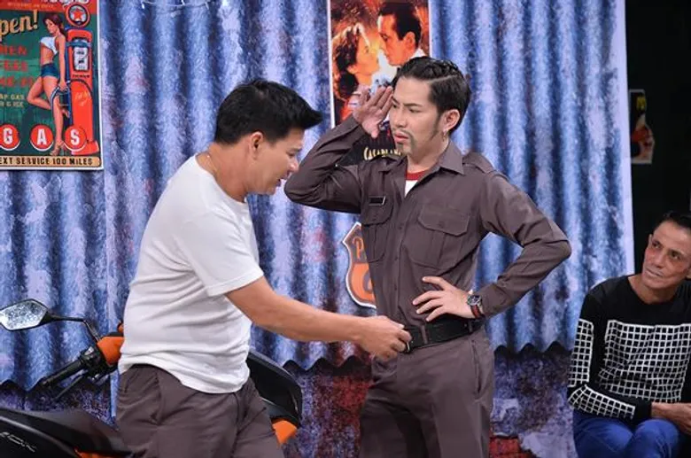 งานเข้า! “เอม ตามใจตุ๊ด” รีวิวสินค้าผิดกฎหมาย ตำรวจบุกรวบตัวกลางกองถ่าย!!