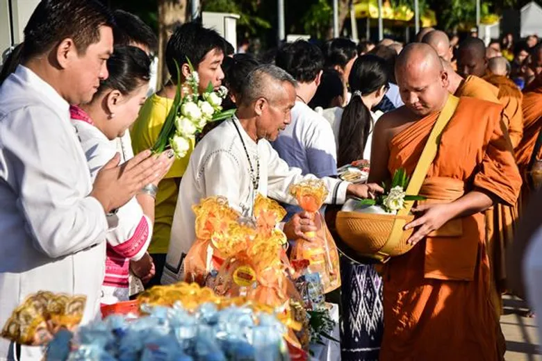 ไวไว ร่วมพิธีตักบาตรเทโว ในงานประเพณีออกพรรษา ลอยประทีปบูชา พุทธกตัญญู จ.ขอนแก่น ประจำปี 2562