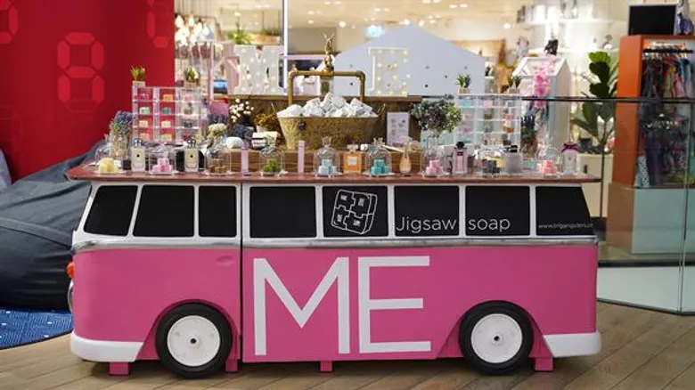 บุ๋ม-ตรีรัก เจ้าของสบู่จิ๊กซอว์ ME จับมือกับสยามดิสคัฟเวอรี่ จัดงาน It’s ME It’s my Life เปิด Shop สบู่จิ๊กซอว์ ME มีดารา ศิลปิน นักร้องคีตา และเซเลปจำนวนมากร่วมงาน
