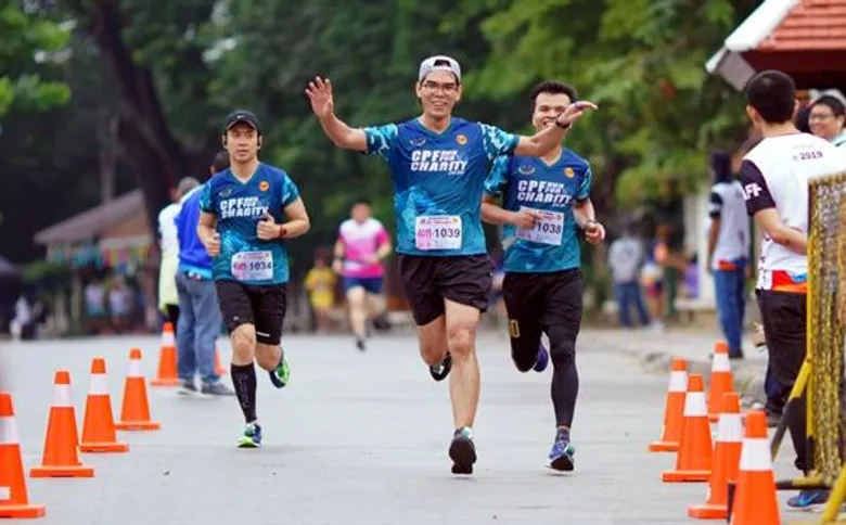พ่อเมืองลำพูน นำนักวิ่งกว่า 1,300 คน ร่วมวิ่ง ซีพีเอฟ ตอบแทนคุณแผ่นดิน เดิน-วิ่ง ถิ่นครูบา ครั้งที่ 3