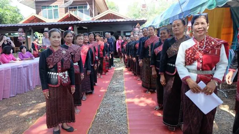 พาณิชย์’ ลงพื้นที่ภาคอีสาน...ส่งเสริมผ้าไหมไทยต่อเนื่อง มุ่งหน้า...สกลนคร - กาฬสินธุ์ เชื่อมโยงแหล่งท่องเที่ยวเมืองรอง