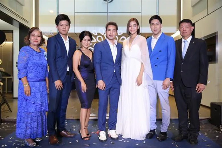 ปุ๊กลุก นำทีมบิวตี้บล็อกเกอร์ชื่อดัง ร่วมงานเปิด เอเมด คลินิก สาขาใหม่ ชมนวัตกรรมเพื่อความงามที่ทันสมัยที่สุดในประเทศ