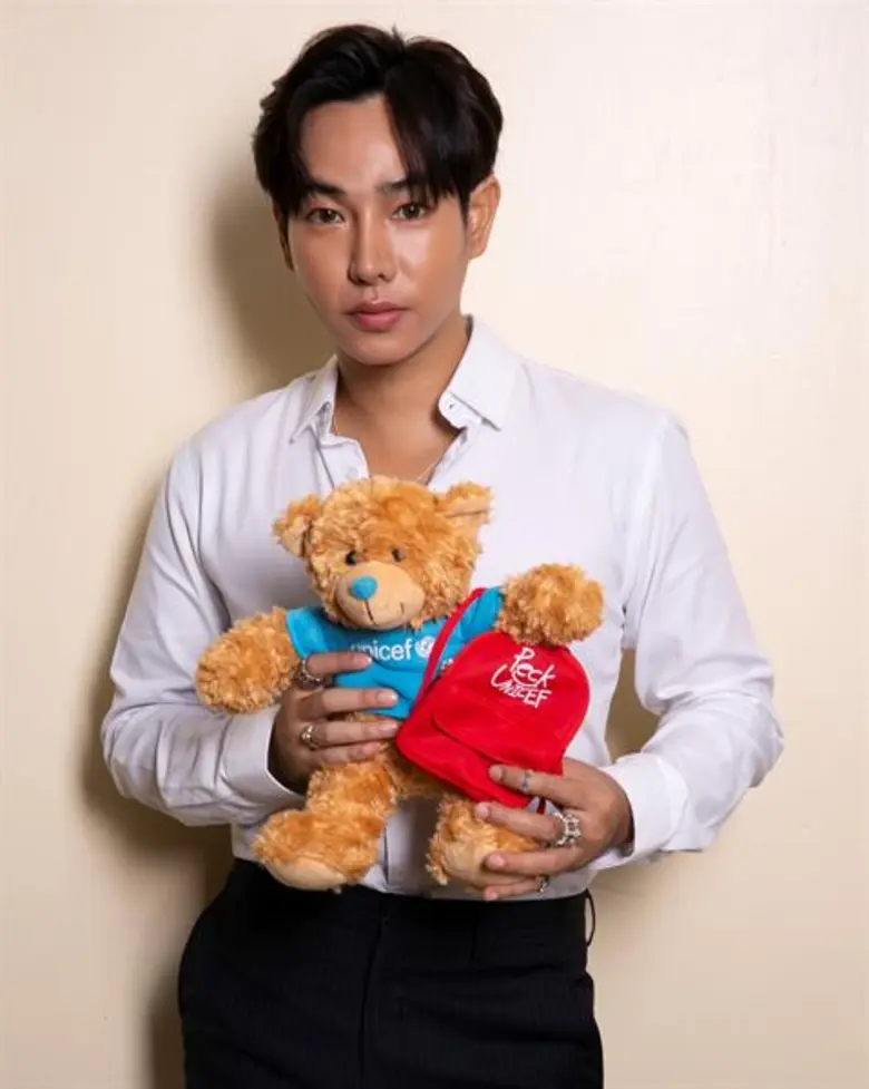 “ยูนิเซฟ” ต้อนรับเทศกาลแห่งความสุข ชวนเซเลบดังออกแบบ “เท็ดดี้ บลู” คอลเลคชั่นพิเศษ สมทบทุนในรายการ “เดอะ บลู คาร์เพท โชว์ฯ” ร่วมสร้างอนาคตที่ดีให้แก่เด็กๆ ทั่วโลก
