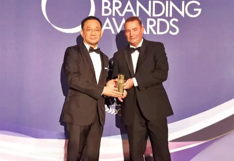 ภาพข่าว: "รับรางวัลBrand of the Year"