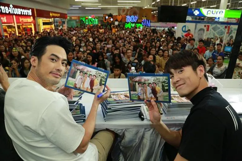 “พ่อคุณ... แม่คุณ...” ร่วมลุ้นพี่ บอย-ปกรณ์ เซ็นปฏิทินปีใหม่ บิ๊กซี มหาชัย