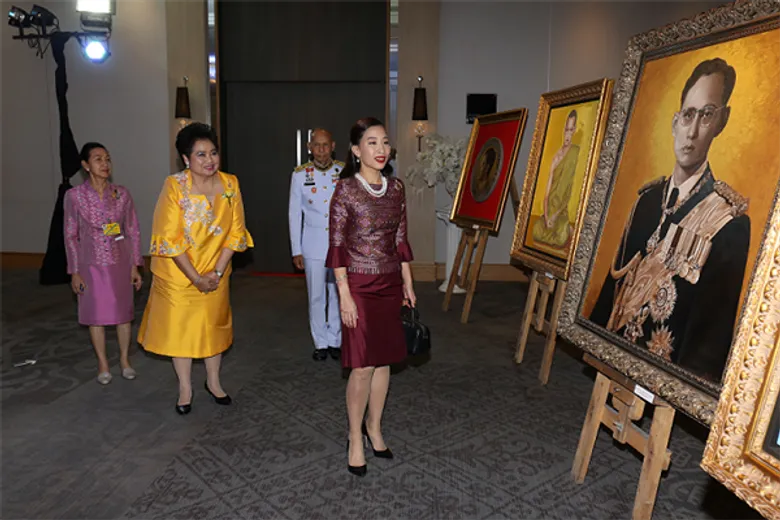 การแสดงแฟชั่นโชว์การกุศล 10 ห้องเสื้อแบรนด์ไทย "คิดถึงพ่อ..อย่างพอเพียง"ซึ่งจัดโดย มูลนิธิร่วมน้ำใจต้านภัยเอดส์ ร่วมกับโรงแรมสวิสโซเทลฯ กรุงเทพ รัชดา
