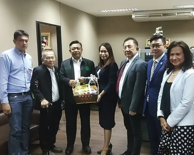 BCI Asia และ FuturArc Magazine พร้อมด้วยสมาคมอสังหาริมทรัพย์และพันธมิตร ได้เข้ามอบกระเช้าสวัสดีปีใหม่แด่ ท่านอลงกรณ์ พลบุตร, ที่ปรึกษารัฐมนตรีว่าการกระทรวงเกษตรและสหกรณ์