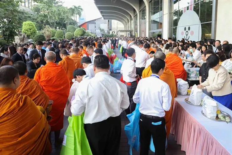 ธนาคารกรุงเทพ จัดกิจกรรมตักบาตรพระสงฆ์ 100 รูป ในโอกาสครบรอบวันก่อตั้งธนาคารปีที่ 75