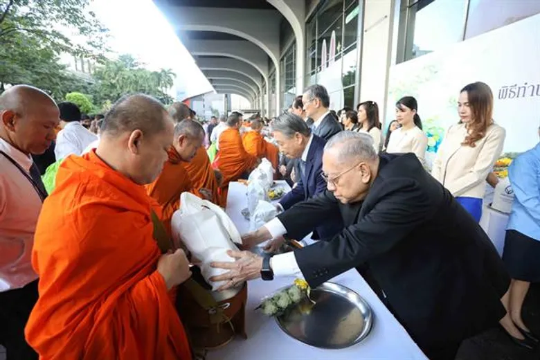 ธนาคารกรุงเทพ จัดกิจกรรมตักบาตรพระสงฆ์ 100 รูป ในโอกาสครบรอบวันก่อตั้งธนาคารปีที่ 75