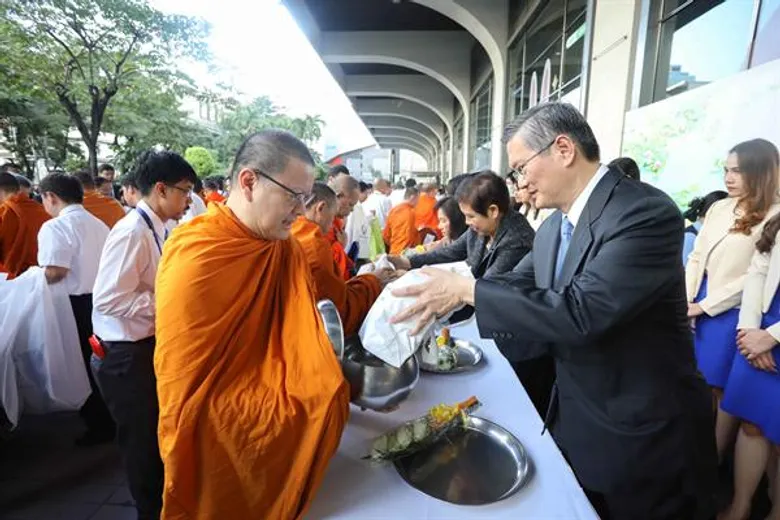 ธนาคารกรุงเทพ จัดกิจกรรมตักบาตรพระสงฆ์ 100 รูป ในโอกาสครบรอบวันก่อตั้งธนาคารปีที่ 75