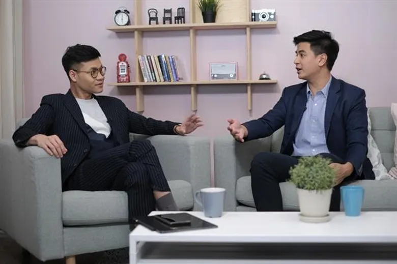 ทีวีไกด์: รายการ “Loukgolf’s English Room” แขกรับเชิญ " ไอติม พริษฐ์ วัชรสินธุ"