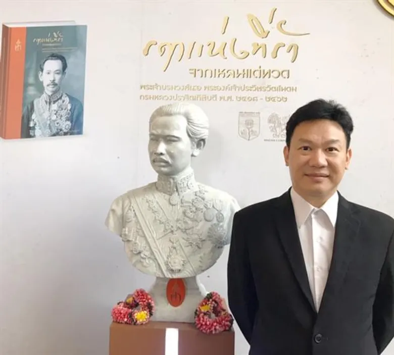 ดร.หม่อมหลวงภัทรชาติ ประวิตร เข้าร่วมแสดงความยินดีกับ สรวิช ภิรมย์ภักดี ในโอาสเปิดตัวหนังสือ "รฤกแห่งที่รัก จากเหลนแด่ทวด"