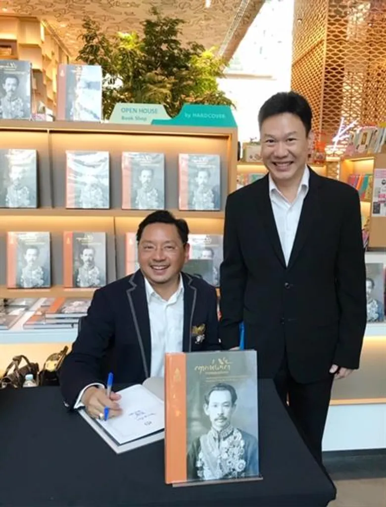 ดร.หม่อมหลวงภัทรชาติ ประวิตร เข้าร่วมแสดงความยินดีกับ สรวิช ภิรมย์ภักดี ในโอาสเปิดตัวหนังสือ "รฤกแห่งที่รัก จากเหลนแด่ทวด"