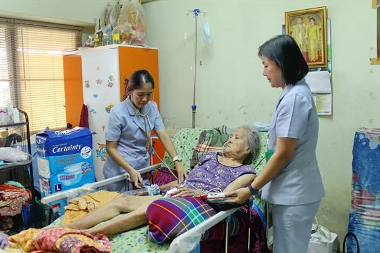 พยาบาลเยี่ยมบ้านแนะนำเทคนิค ดูแลผู้ป่วยสูงอายุ ทั้งสุขอนามัย และสุขภาพใจ
