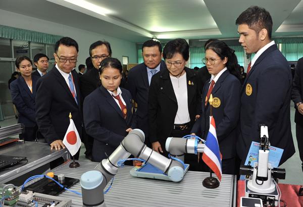 ภาพข่าว: ดร.คุณหญิงกัลยา ตรวจเยี่ยมวิทยาลัยอาชีวศึกษาเทคโนโลยีฐานวิทยาศาตร์ (ชลบุรี)