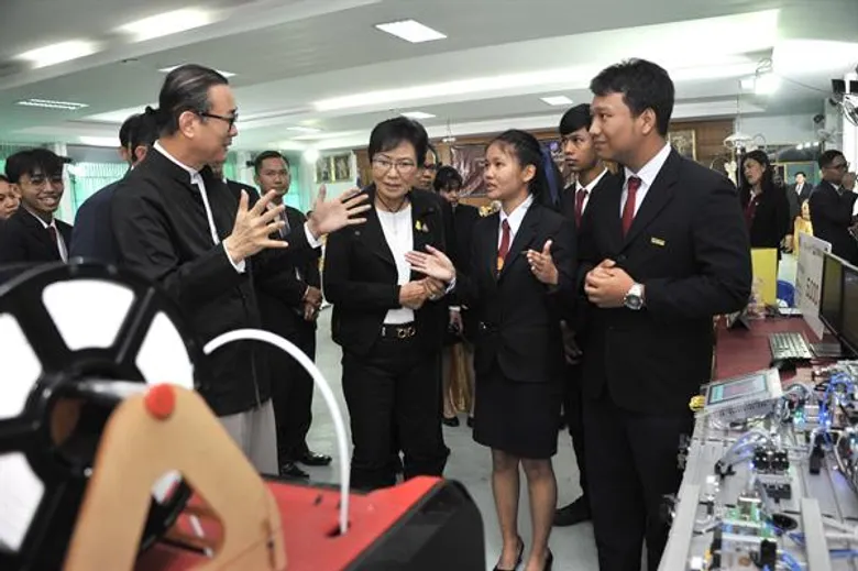 คุณหญิงกัลยา ปลื้มหลักสูตรวิทยาลัยอาชีวศึกษาเทคโนโลยีฐานวิทยาศาสตร์ (ชลบุรี)