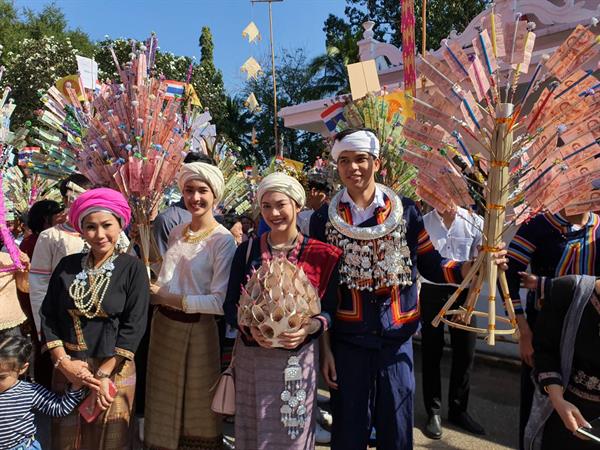 กานต์พิชชา-กิตติยา-อาทิตยา จากช่อง 7HD แปลงโฉมเป็น "สาวไทลื้อ" ร่วมงานบุญผ้าป่าวัดม่อนธาตุ จ.ลำปาง