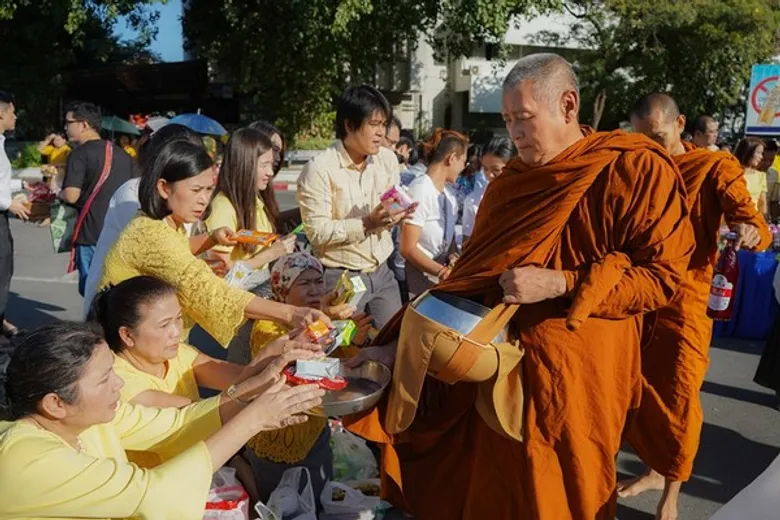 ม.รามฯ ทำบุญตักบาตรถวายเป็นพระราชกุศลแด่ในหลวงรัชกาลที่ 9