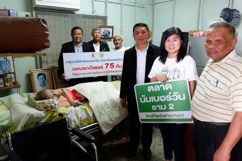 ตลาดนัมเบอร์วัน ราม2 มอบรถเข็นวีลแชร์ 75 คัน เพื่อผู้สูงอายุยากไร้ ด้อยโอกาสในพื้นที่เขตประเวศ