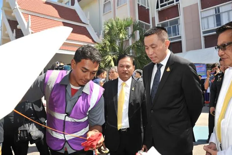 อาชีวะอาสาร่วมด้วยช่วยประชาชน เทศกาลปีใหม่ 2563 ตรวจสภาพรถเบื้องต้นฟรีก่อนออกเดินทาง พร้อมตรวจเข้มรถโดยสารสาธารณะ หวังไม่ให้มีผู้เสียชีวิตจากรถโดยสารสาธารณะตามเป้าหมายรัฐบาล