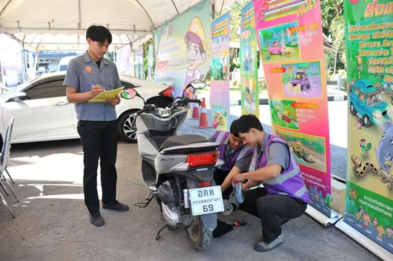 อาชีวะอาสาร่วมด้วยช่วยประชาชน เทศกาลปีใหม่ 2563 ตรวจสภาพรถเบื้องต้นฟรีก่อนออกเดินทาง พร้อมตรวจเข้มรถโดยสารสาธารณะ หวังไม่ให้มีผู้เสียชีวิตจากรถโดยสารสาธารณะตามเป้าหมายรัฐบาล