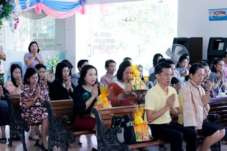 ม.ศรีปทุม ชลบุรี ทำบุญตักบาตรวันพ่อแห่งชาติ เพื่อถวายเป็นพระราชกุศลแด่ ในหลวงรัชกาลที่9