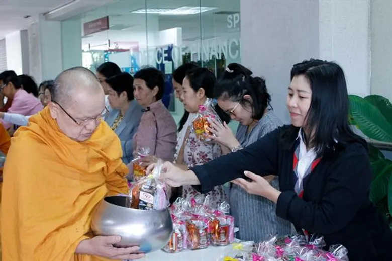 ม.ศรีปทุม ชลบุรี ทำบุญตักบาตรวันพ่อแห่งชาติ เพื่อถวายเป็นพระราชกุศลแด่ ในหลวงรัชกาลที่9