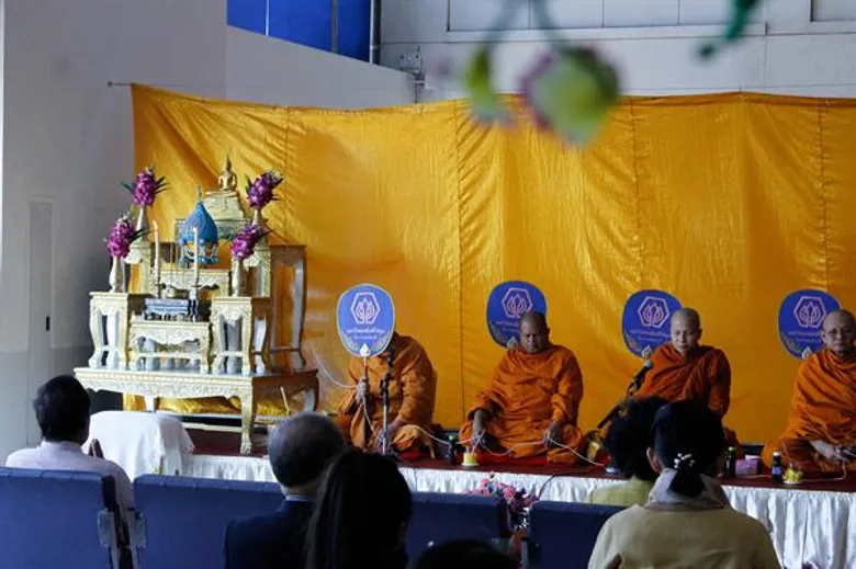 ม.ศรีปทุม ชลบุรี ทำบุญตักบาตรวันพ่อแห่งชาติ เพื่อถวายเป็นพระราชกุศลแด่ ในหลวงรัชกาลที่9