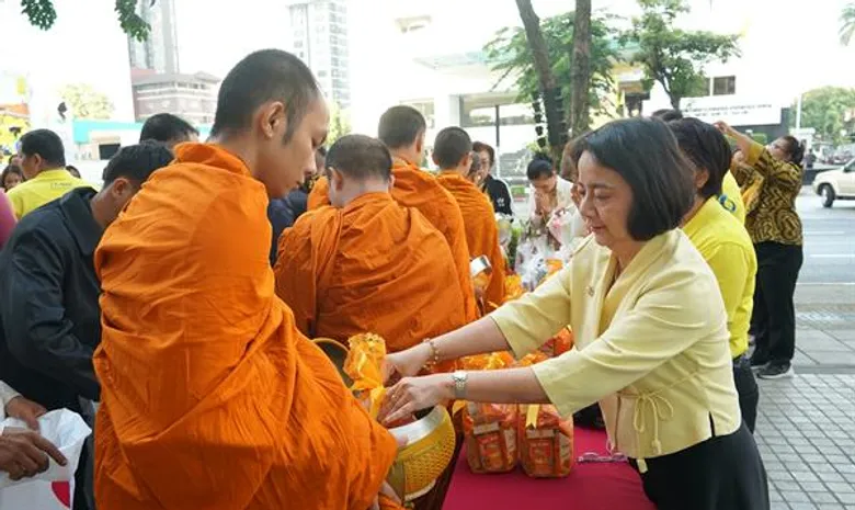 ธพว. น้อมรำลึกในพระมหากรุณาธิคุณ จัดกิจกรรมทำบุญตักบาตรถวายเป็นพระราชกุศล เนื่องในโอกาสวันคล้ายวันเฉลิมพระชนมพรรษาในหลวงรัชกาลที่ ๙ วันชาติ และวันพ่อแห่งชาติ