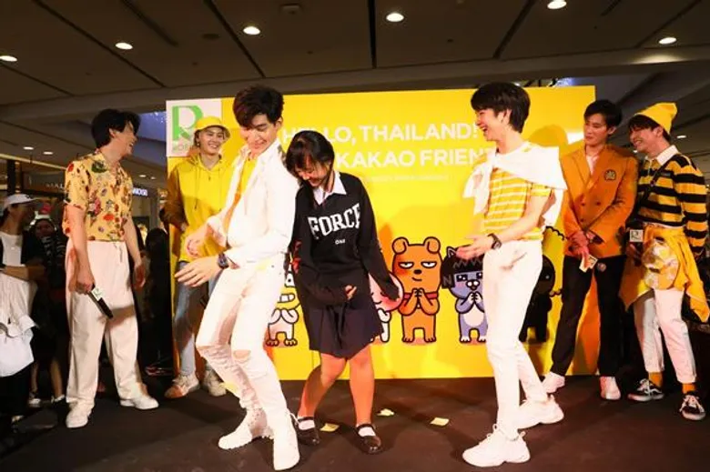 โรบินสัน จับมือ 'KAKAO FRIENDS’ คว้า 'โอห์ม-ฟลุ๊ค’ พร้อมทัพนักแสดงสุดฮอตจากซีรีส์ด้ายแดง พาเอฟซีท่องโลกการ์ตูนคาแรคเตอร์สุดคิ้วท์ ในงาน 'ROBINSON x KAKAO FRIENDS”
