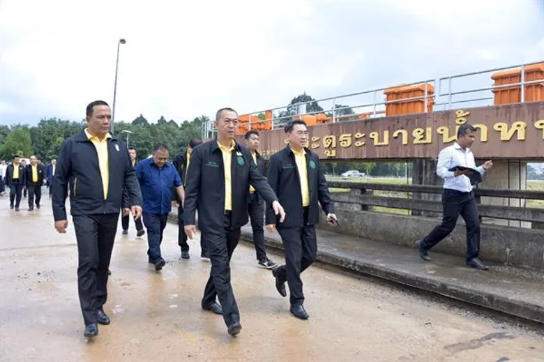 “เฉลิมชัย” นำทีมลงใต้ ติดตามสถานการณ์น้ำ สร้างความมั่นใจในการป้องกันและบรรเทาอุทกภัยใน อ.หาดใหญ่ ย้ำทุกจว.เตรียมแผนรับมือเพื่อให้เกิดความเสียหายน้อยที่สุด