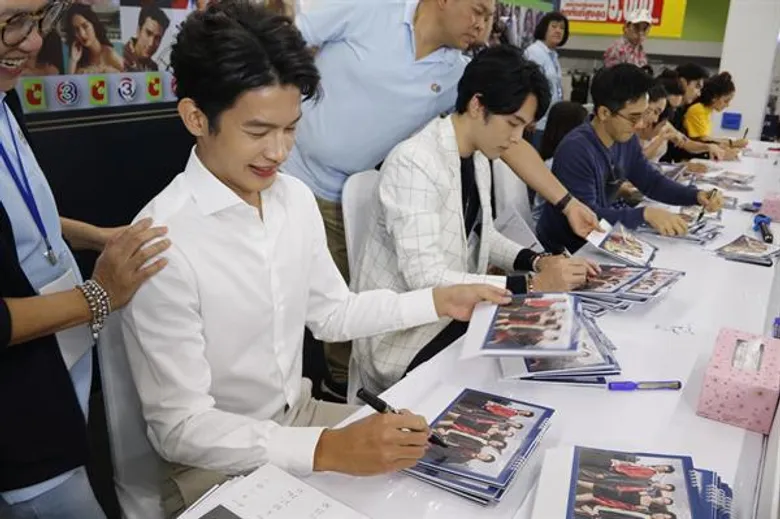 บิ๊กซีบางใหญ่…สนั่น..!! โป๊บ-เบลล่า นำทีมแฟนคลับ บุกเซ็นปฏิทินปีใหม่