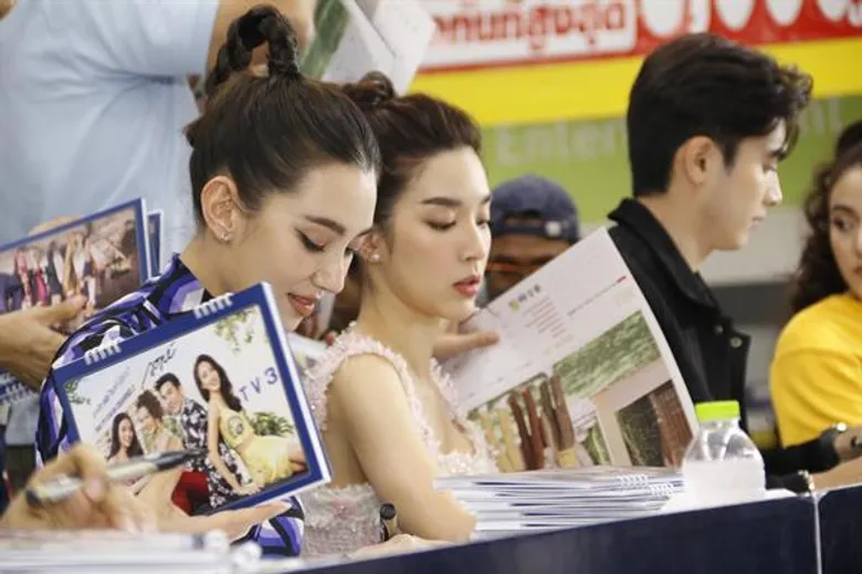บิ๊กซีบางใหญ่…สนั่น..!! โป๊บ-เบลล่า นำทีมแฟนคลับ บุกเซ็นปฏิทินปีใหม่