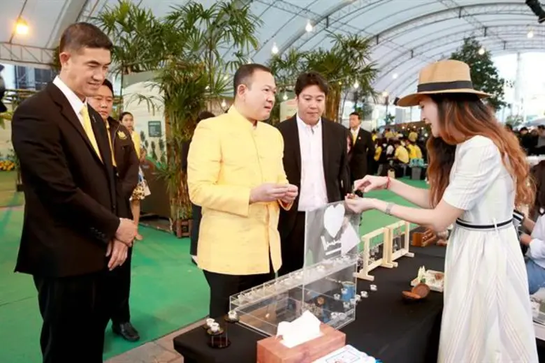 “กลุ่มเซ็นทรัล” ร่วมกับ “กรมป่าไม้” จัด “กิจกรรมเทิดพระเกียรติเนื่องในวันพ่อแห่งชาติและวันดินโลก นิทรรศการชุด “ดิน น้ำ ป่า...จากพสุธาสู่นภาลัย”