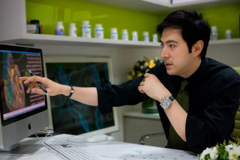 ทำไม? “แซม-ยุรนันท์” ในวัยเกือบ 60 ปี ยังหล่อ! ดูดี! เหมือนหยุดอายุไว้ตั้งแต่สามสิบปีก่อน