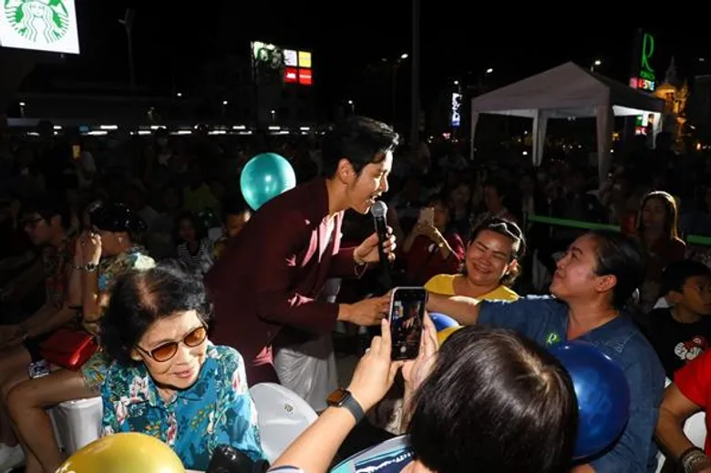 โรบินสัน แท็กทีม 'ใบเฟิร์น – โต๋’ เสิร์ฟความสุขส่งท้ายปี ร่วมเฉลิมฉลองเปิดไฟต้นคริสต์มาสครั้งใหญ่ ในงาน 'ROBINSON GIFTS THE RHYTHM OF HAPPINESS’