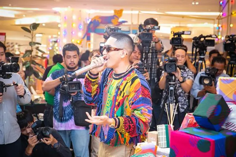 เป้-พลอย-ทู- แหวน-โต้ง ทูพี รวมตัวเปิดแคมเปญ “Let’s Give Good” โดย เอ็มโพเรียม ดีพาร์ทเม้นท์สโตร์