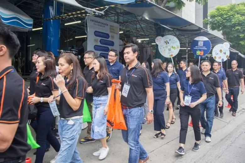 ซิมโฟนี่ฯ นำโดยทีมผู้บริหาร พร้อมด้วยทีมพนักงานและอาสาสมัคร จัดโครงการ “เปลี่ยนคาร์บอนให้เป็นออกซิเจน เติมเต็มลมหายใจให้ชุมชน” เพื่อรณรงค์ให้ประชาชนตระหนักถึงปัญหาขยะพลาสติกที่เพิ่มมากขึ้น