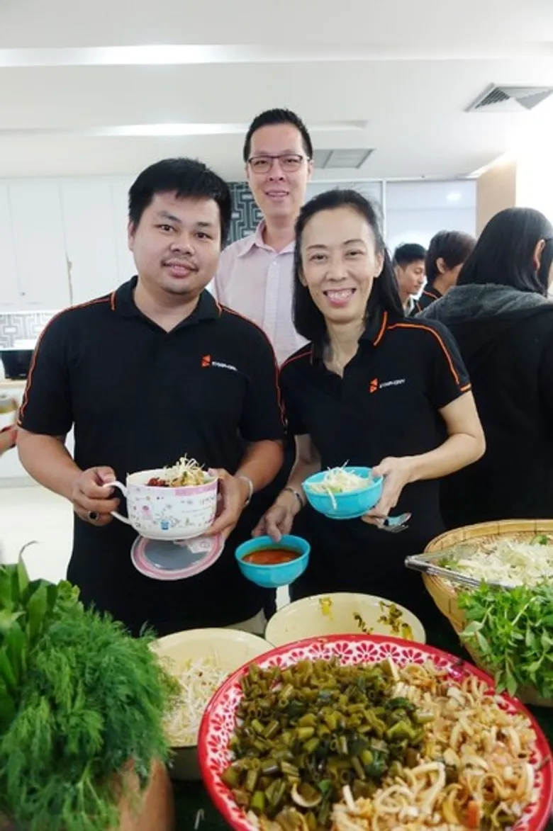 ซิมโฟนี่ฯ นำโดยทีมผู้บริหาร พร้อมด้วยทีมพนักงานและอาสาสมัคร จัดโครงการ “เปลี่ยนคาร์บอนให้เป็นออกซิเจน เติมเต็มลมหายใจให้ชุมชน” เพื่อรณรงค์ให้ประชาชนตระหนักถึงปัญหาขยะพลาสติกที่เพิ่มมากขึ้น