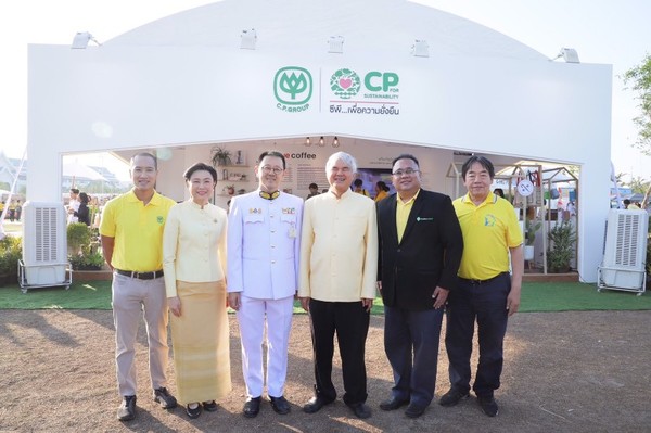 เครือซีพี น้อมรำลึกในพระมหากรุณาธิคุณพระบาทสมเด็จพระบรมชนกาธิเบศร มหาภูมิพลอดุลยเดชมหาราช บรมนาถบพิตร ร่วมกิจกรรมวันพ่อแห่งชาติ ประจำปี 2562 ออกร้านจำหน่ายสินค้าคนพิการราคาพิเศษ ภายใต้แนวคิด “ปันโอกาส มอบความสุข”