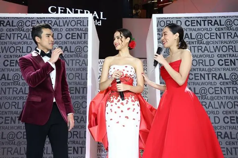 เซอร์ไพรส์สุดฟิน!! ณเดชน์-ญาญ่า เสกกล่องของขวัญมหาศาลให้แฟนๆ สุขทั่วห้าง ฉลองเปิดห้างเซ็นทรัล@เซ็นทรัลเวิลด์