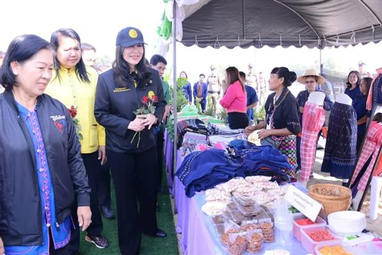 รมช.มนัญญา มอบเงินช่วยเหลือเกษตรกรผู้ประสบภัยพิบัติ ภาวะฝนแล้ง ปี 2562 หวังให้เกษตรกรนำไปเป็นค่าใช้จ่ายในการประกอบอาชีพต่อไป