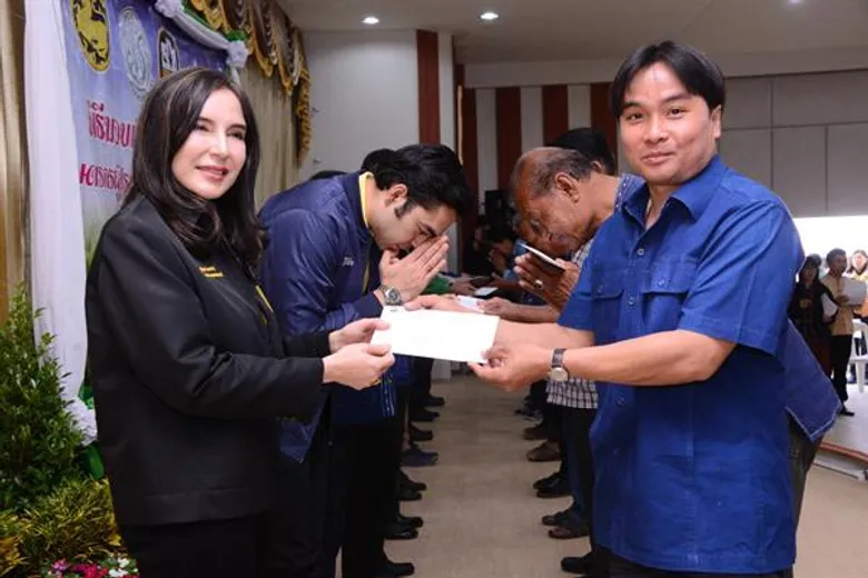 รมช.มนัญญา มอบเงินช่วยเหลือเกษตรกรผู้ประสบภัยพิบัติ ภาวะฝนแล้ง ปี 2562 หวังให้เกษตรกรนำไปเป็นค่าใช้จ่ายในการประกอบอาชีพต่อไป