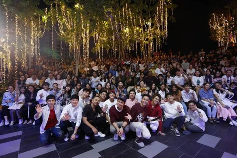 “12 ปี รักแห่งสยาม” “วงออกัส” จัดเต็ม มินิคอนเสิร์ตรับลมหนาว มอบของขวัญปีใหม่สุดอบอุ่น ย้อนความทรงจำดี ๆ แน่น HOUSE SAMYAN