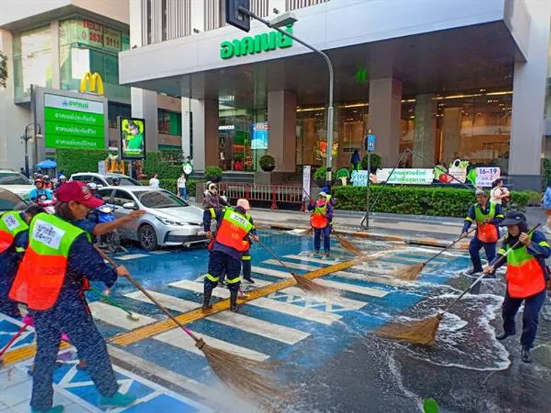 ตีเส้นจราจรใหม่ในเส้นทางที่เสื่อมสภาพ – ล้างทางเท้าผิวจราจรสม่ำเสมอ