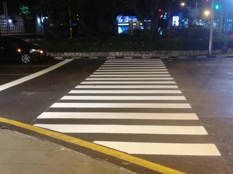 ตีเส้นจราจรใหม่ในเส้นทางที่เสื่อมสภาพ – ล้างทางเท้าผิวจราจรสม่ำเสมอ