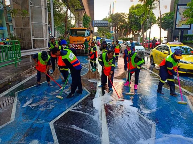 ตีเส้นจราจรใหม่ในเส้นทางที่เสื่อมสภาพ – ล้างทางเท้าผิวจราจรสม่ำเสมอ