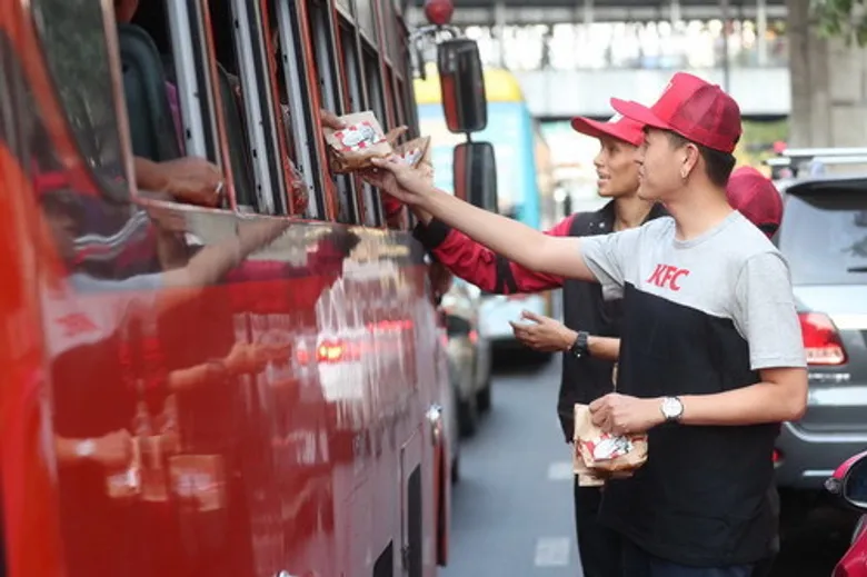 KFC แจกฟรีไก่ทอดกลางสี่แยกกรุงเทพ มอบความสุขให้คนไทยช่วงเทศกาลเดินทาง