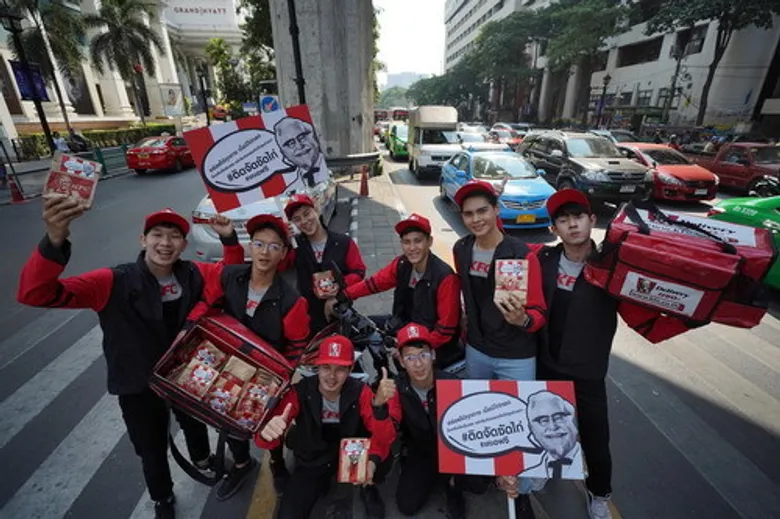 KFC แจกฟรีไก่ทอดกลางสี่แยกกรุงเทพ มอบความสุขให้คนไทยช่วงเทศกาลเดินทาง