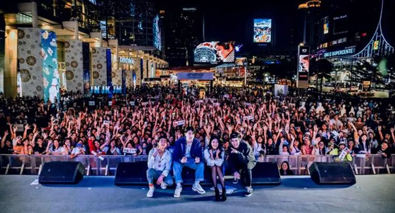“3 เจ้า” แท็คทีม “สไมล์” ใน “JAYMIDI MEET & GREET” สุดอบอุ่น..แฟนคลับแห่ให้กำลังใจติดขอบเวที!!